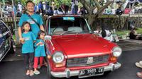 Jatu Pramono (39) bersama putrinya berpose di samping Daihatsu Compagno Berlina koleksinya (Otosia.com/Nazar Ray)