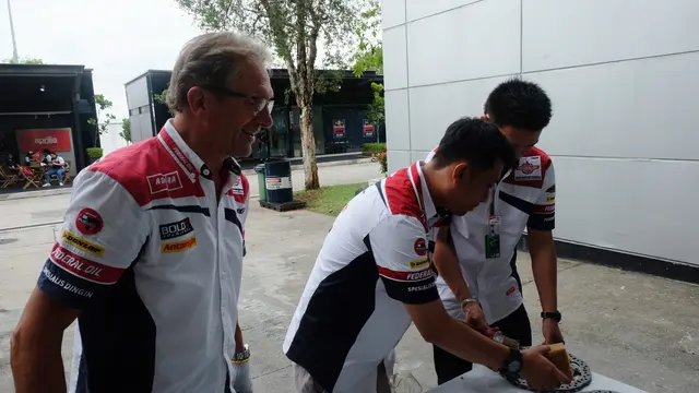 Toni dan Tim Federal Oil Gresini Moto2