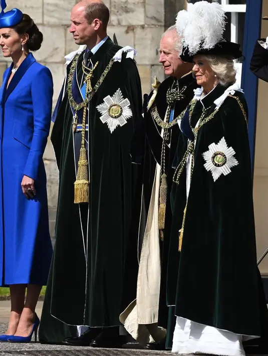 Mendampingi Duke dan Duchess, Kate tampil serba biru dari topi, dress, hingga heelsnya. Membuatnya tampil cukup mencolok. [@princeandprincessofwales]