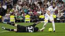 Penjaga gawang Levante Dani Cardenas (kiri) melakukan penyelamatan di depan pemain Real Madrid Karim Benzema pada pertandingan sepak bola La Liga Spanyol di Stadion Santiago Bernabeu, Madrid, 12 Mei 2022. Real Madrid menang 6-0. (AP Photo/Manu Fernandez)