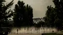 Orang-orang bersantai di pantai perkotaan di taman Madrid Rio di Madrid, Spanyol, Rabu (13/7/2022). Ramalan cuaca setempat mengatakan Spanyol diperkirakan akan mengalami gelombang panas kedua dalam waktu kurang dari sebulan dan itu akan berlangsung setidaknya sampai akhir pekan. (AP Photo/Manu Fernandez)