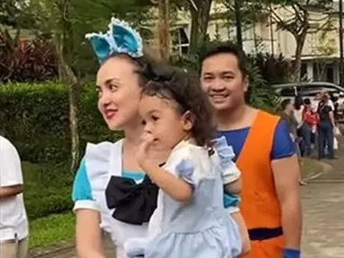 Sejumlah artis tampak merayakan Halloween dengan suka cita. Begitu pula dengan Rianti Cartwright yang tak mau melewatkan momen. Dalam unggahan Instagram, wanita kelahiran Bandung ini membagikan suasana perayaan dengan memakai kostum menarik. Tak sendiri, ia merayakan bersama sang suami dan anaknya. (Liputan6.com/IG/@riantic)