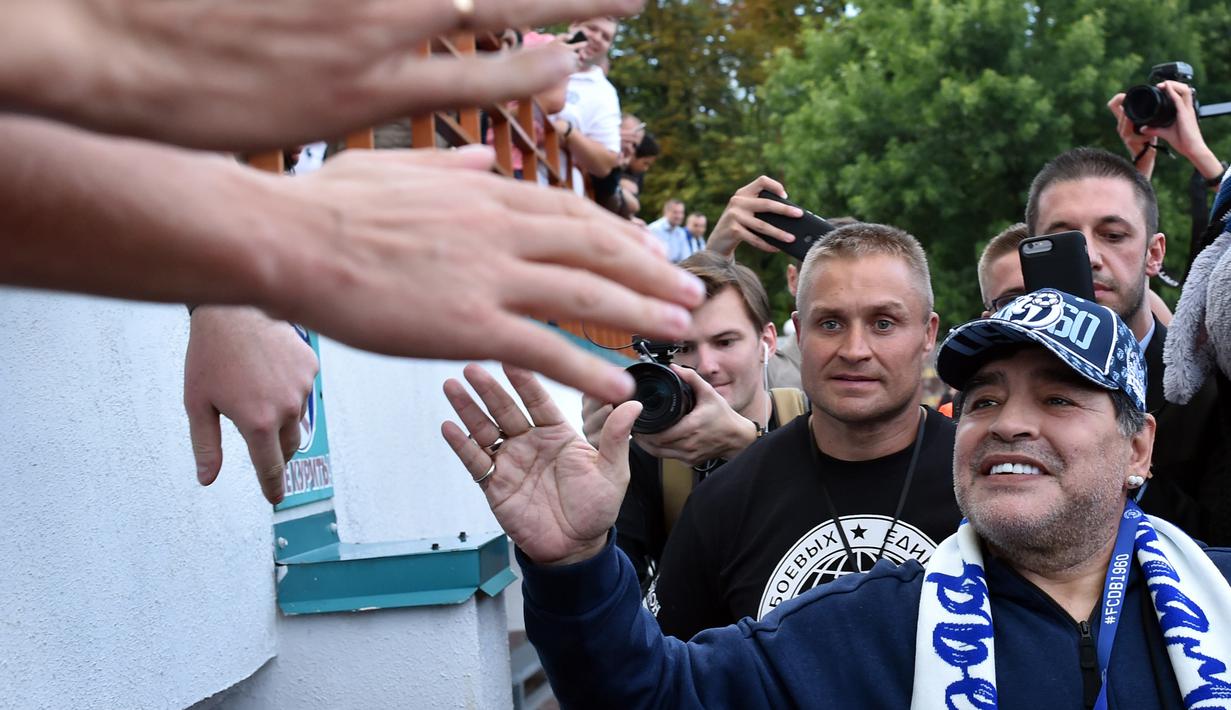 Legenda Argentina, Diego Maradona setibanya di stadion di Brest, Senin (16/7). Mantan pesepak bola berusia 57 tahun itu mengunjungi Belarus untuk pertama kalinya setelah menjadi presiden klub sepak bola, Dinamo Brest. (AFP PHOTO / Sergei GAPON)