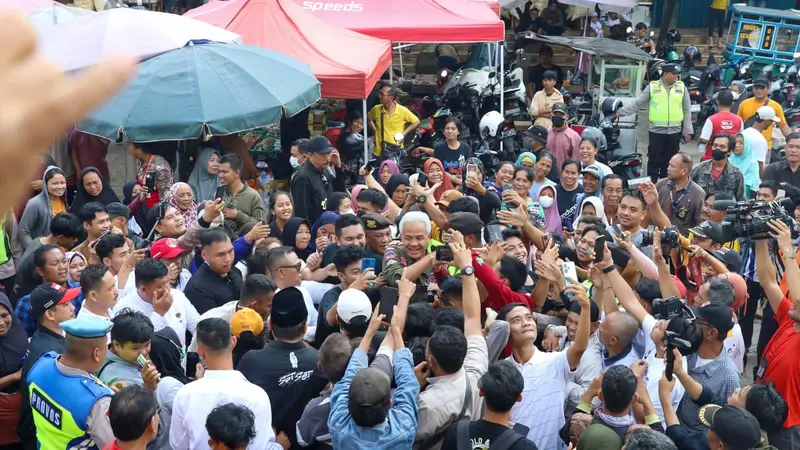Capres Ganjar Pranowo blusukan ke Pasar Palimo, di Kecamatan Kemuning, Kota Palembang, Sumatera Selatan, Jumat (2/2/2024).