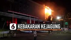 Kebakaran gedung kejagung semakin membesar dan menjalar ke gedung lainnya. sekitar 24 mobil damkar berada di lokasi memadamkan api. Petugas Damkar masih berusaha keras memadamkan api.
