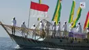 Kapal tradisional berlayar dalam formasi perang dalam Parade Juanga selama perayaan Festival Tidore 2018 di Maluku Utara, Rabu (11/4). Armada ini dipimpin Sultan Tidore ditemani keluarga kerajaan dan dijaga oleh tentara. (Liputan6.com/Sardy Marsoaly)