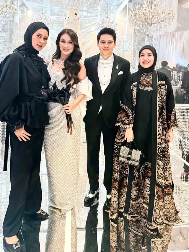 Geng Cendol Tampil Serba Hitam Hadir Resepsi Pernikahan Luna Maya dan Maxime di Jakarta. [@tya_ariestya]