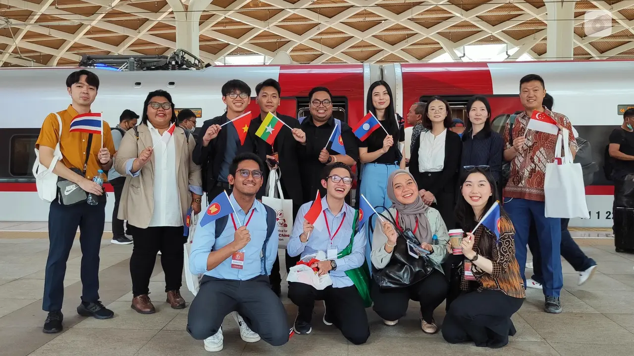 Delegasi Muda ASEAN Jajal Kereta Cepat Whoosh dan Eksplorasi Budaya hingga Sejarah Bandung