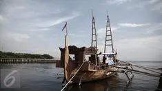 Kapal ekspedisi napak tilas "Spirit of Majapahit" di Dermaga Marina Ancol, Jakarta, (11/5). Kapal tersebut akan berlayar mengarungi lautan dengan rute Jakarta, Pontianak, Brunei Darussalam, Manila, Taiwan, Okinawa dan Tokyo. (Liputan6.com/Faizal Fanani)