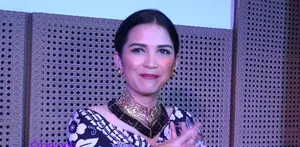 Dinda Kanya Dewi tampil dalam pementasan monolog bertema ‘Perempuan Dalam Bumi Manusia’. Demi menunjang rasa percaya dirinya, Dinda Kanya Dewi harus menggunakan aksesoris favoritnya.