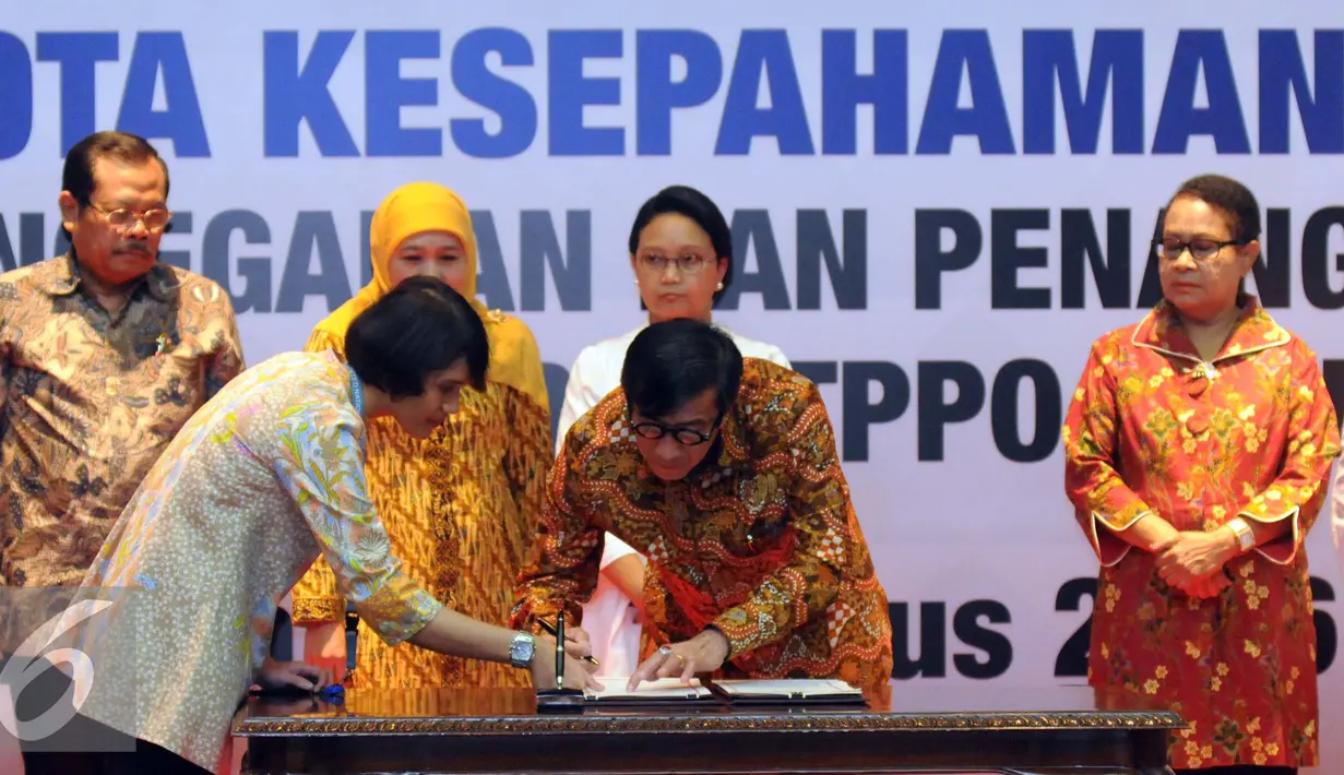 Menkumham, Yasonna Laoly menandatangani MoU di Jakarta, Selasa (23/8). Tujuh Kementerian dan Lembaga seperti Kejaksaan Agung, Kepolisian, Kemenkumham, Kemen PPA, Kemensos, BNP2TKI, dan Kemenlu menandatangani MoU tersebut. (Liputan6.com/Helmi Afandi)