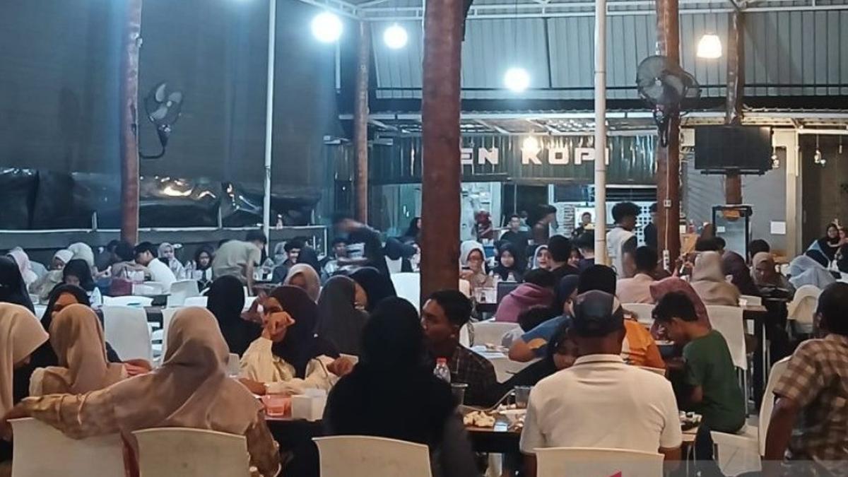 Blackout Sumatera: Warga Banda Aceh Serbu Warung Kopi Bertenaga Genset