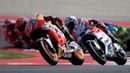 Persaingan sengit juga terjadi antara Marquez dan Dovizioso dalam memperebutkan posisi ketiga. Namun keduanya akhirnya gagal meraih podium MotoGP San Marino, Minggu (11/9/2016). (AFP/Gabriel Bouys)