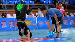 Aksi freestyle dengan menggunakan kaki diperagakan salah satu peserta di acara Popmie InstaHits Grand Final Kompetisi Frestyle Bakset Ball, Senayan, Minggu (17/2/2015). (Liputan6.com/Faisal R syam)