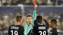 Beberapa keputusan kontroversialnya saat memimpin laga-laga di Eropa pun pernah dibuatnya, seperti saat mengeluarkan empat kartu merah untuk pemain Saint-Etienne di Ligue 2 saat menghadapi Le Havre pada 20 Agustus 2022. (AFP/Nicolas Tucat)