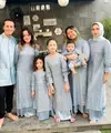 Keluarga Andhika Pratama dan Ussy Sulistiawaty memilih baju lebaran keluarga nuansa silver dengan material bordir dan satin memberi kesan mewah dan elegan