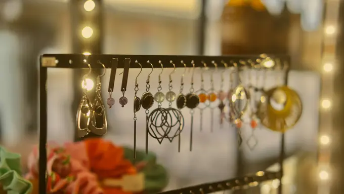 Ilustrasi anting-anting, aksesoris, perhiasan emas