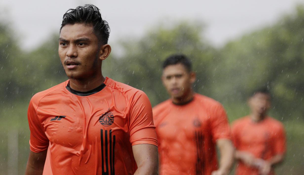 Pemain Persija Jakarta, Muhammad Rafli, saat latihan di Lapangan NYTC, Sawangan, Depok, Kamis (16/1/2020). Hujan deras beserta petir membuat latihan Persija Jakarta kali ini hanya berlangsung sekitar 25 menit. (Bola.com/M Iqbal Ichsan)