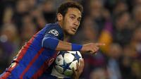 Neymar Jr yang kini tengah menjalani musim pertama bersama Al Hilal di Saudi Pro League pernah berseragam Barcelona selama 4 musim mulai 2013/2014 hingga 2016/2017. Ia didatangkan Barcelona dari Santos pada awal musim 2013/2014 dengan nilai transfer 88 juta euro. Dua gelar La Liga sukses diraihnya pada musim 2014/2015 dan 2015/2016 serta mampu menjuarai Liga Champions 2014/2015. Bersama Barcelona ia total tampil dalam 207 laga di semua kompetisi dengan torehan 94 gol dan 70 assist. (AFP/Lluis Gene)