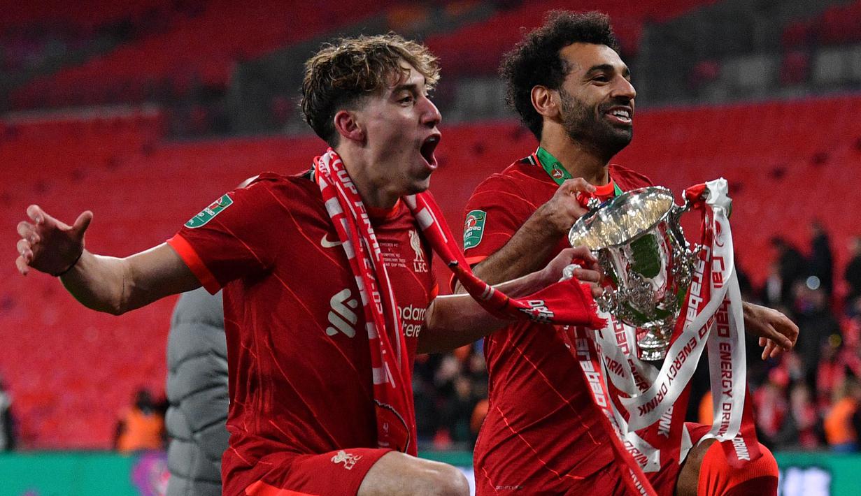 Mohamed Salah kembali berhasil membawa Liverpool merengkuh trofi juara, yakni Carabao Cup 2021/2022, usai mengalahkan Chelsea lewat babak adu penalti yang dramatis. Trofi tersebut menjadi gelar kelima Mo Salah selama hampir lima musimnya di Anfield. (AFP/Justin Tallis)