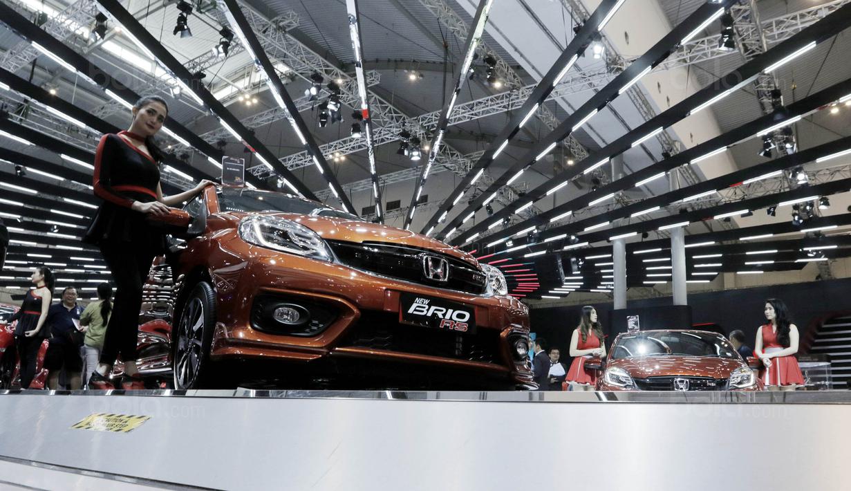 SPG menunggu pengunjung di pameran otomotif GIIAS 2017 di ICE BSD, Tangerang, (19/8/2017).  Pameran otomotif terbesar se-Asia Tenggara tersebut menampilkan 30 merek mobil dan produk otomotif lainnya. (Bola.com/M iqbal Ichsan)