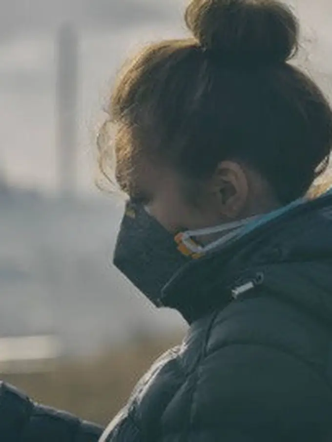 Ilustrasi menggunakan masker.