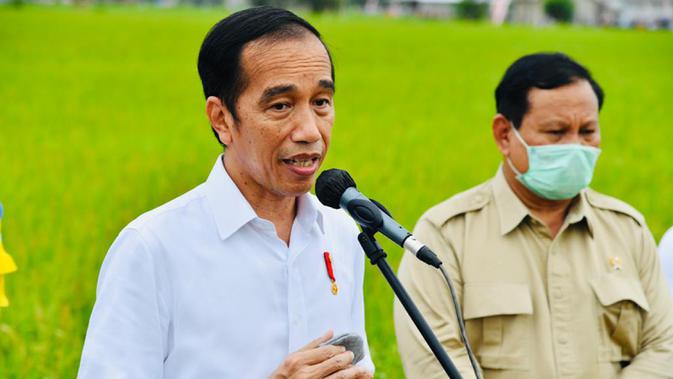 Presiden Joko Widodo didampingi Menhan Prabowo Subianto memberikan keterangan saat meninjau lahan yang akan dijadikan 