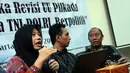Pengamat politik Perludem, Titi Anggraini (kiri) memberikan pernyataan saat diskusi di gedung YLBHI Jakarta, Sabtu (23/4/2016). Diskusi membahas Problematika Revisi UU Pilkada dan Kembalinya TNI-Polri Berpolitik. (Liputan6.com/Helmi Fithriansyah)