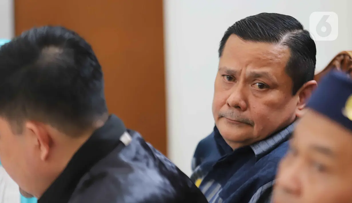 Terdakwa Irjen Napoleon Bonaparte saat menjalani sidang lanjutan dengan kasus dugaan penganiyaan terhadap M Kece di Pengadilan Negeri (PN) Jakarta Selatan, Kamis (23/6/2022). Sidang yang beragendakan pemeriksaan saksi ini menghadirkan M Kece sebagai saksi pelapor. (Liputan6.com/Herman Zakharia)