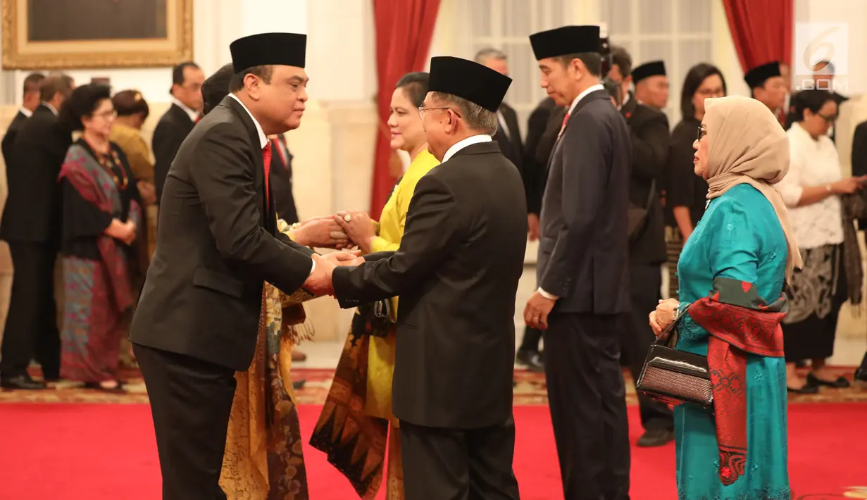 Wakil Presiden Jusuf Kalla menyalami Syafruddin usai dilantik sebagai Menteri Pendayagunaan Aparatur Negara dan Reformasi Birokrasi (PANRB) di Istana Negara, Jakarta, Rabu (15/8). (Liputan6/HO/Pian)