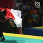 Pesilat Indonesia Pipiet Kamelia berselebrasi membawa bendera Merah Putih usai mengalahkan Thi Cam Nhi Nguyen dari Vietnam pada final nomor 60-65 kg putri pencak silat Asian Games 2018, Jakarta, Rabu (29/8). (Merdeka.com/Imam Buhori)