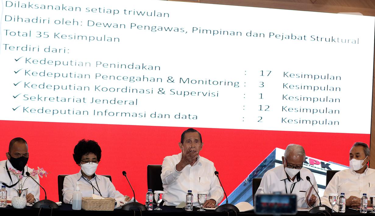 Ketua Dewan Pegawas KPK Tumpak Hatorangan Panggabean (tengah) bersama para anggota Syamsuddin Haris, Harjono, Albertina Ho dan Indriyanto Seno menyampaikan konferensi pers di Gedung ACLC KPK, Jakarta, Senin (9/1/2022). Keterangan pers tersebut terkait laporan akhir tahun Dewan Pengawas (Dewas) Komisi Pemberantasan Korupsi (KPK). (Liputan6.com/Johan Tallo)
