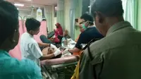Anggota Provos Polsek Tanah Abang menjadi korban pengeroyokan di Kampung Bahari, Tanjung Priok. (Liputan6.com/Ika Defianti)