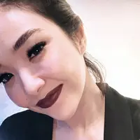 Di temani sang putri kondangan, Gisel terlihat tampil mengenakan lipstik bold. Ia pun menggunakan busana hitam yang serasi dengan Gempita. (@gisel_la)