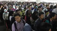Ribuan pelamar antre saat akan memasuki ruangan dalam bursa kerja di Jakarta, Rabu (24/1). (Liputan6.com/Angga Yuniar)