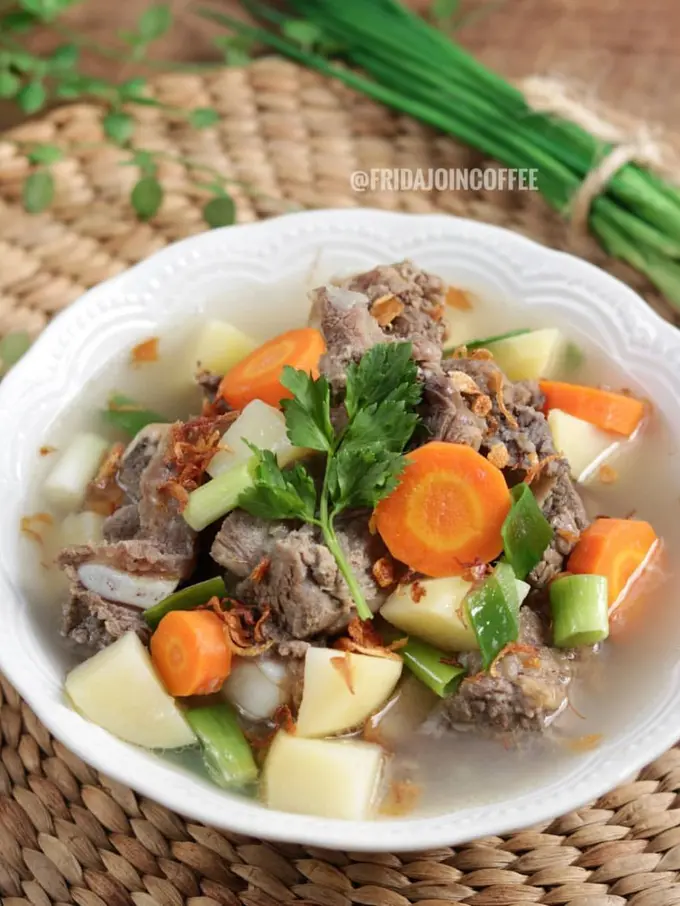 Semangkuk sop iga sapi bening