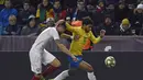 Aksi gelandang muda Brazil, Lucas Paqueta pada laga persabahabatan yang berlangsung di Stadion Sinobo, Praha, Rabu (27/3). Brazil menang 3-1 atas Republik Ceko. (AFP/Joe Klamar)