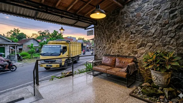 Desain Teras Rumah Desa Agar Tidak Terlihat Kuno. AI
