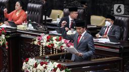 Presiden Joko Widodo menyampaikan pidato pengantar RUU APBN tahun anggaran 2023 beserta nota keuangannya pada rapat Paripurna DPR pembukaan masa persidangan I DPR tahun sidang 2022-2023 di Gedung Nusantara, Kompleks Parlemen, Senayan, Jakarta, Selasa (16/8/2022). Rapat kali ini berbeda dengan rapat sidang tahunan MPR RI pagi tadi, Presiden Jokowi hadir bersama Ma'ruf Amin dengan setelah jas yang rapi. (Liputan6.com/Johan Tallo)