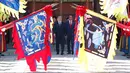 Presiden Joko Widodo (JokowI) dan Presiden Korea Selatan Moon Jae-in memeriksa penjaga kehormatan saat upacara penyambutan di Istana Changdeokgung, Seoul, Senin (10/9). Jokowi direncanakan akan berada di Seoul selama tiga hari (Jeon Heon-kyun/Pool via AP)