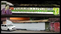 Suporter Persebaya Surabaya, Bonek, dibuat heboh dengan penghapusan mural di kawasan Karah, Surabaya, Senin (21/12/2020). (Bola.com/Aditya Wany)