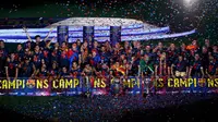 Pemain Barcelona dan anggota staf berpose dengan piala saat parade kemenangan di stadion Camp Nou, Spanyol (7/6/2015). Barcelona untuk kelima kalinya meraih piala liga Champions usai mengalahkan Juventus 3-1 di Stadion Olympic. (REUTERS/Gustau Nacarino)
