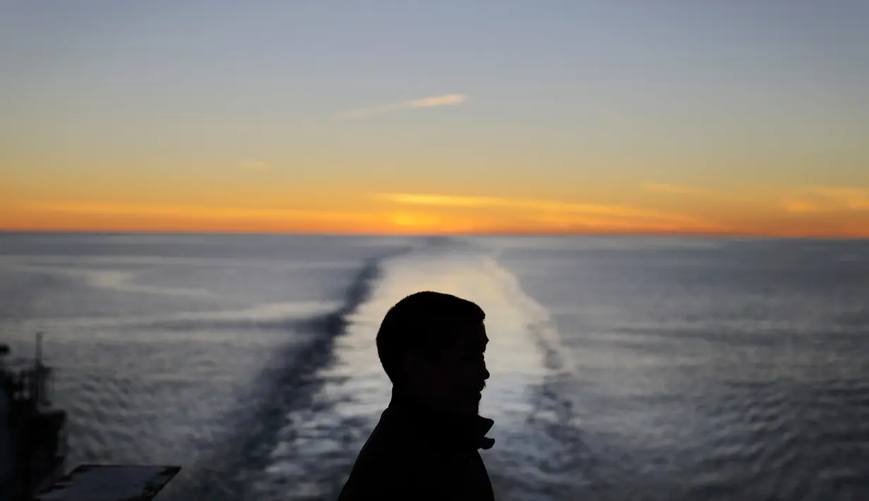 Pemandangan senja di laut saat kapal pemecah es Finlandia MSV Nordica berlayar menuju Greenland (28/7). Dengan perjalanan tersebut mereka berhasil membuat rekor baru untuk transit paling awal dari Passage Northwest. (AP Photo/David Goldman)
