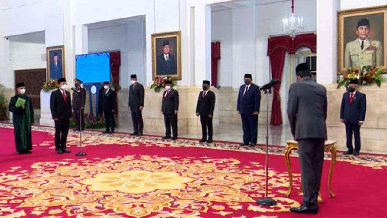 Presiden Jokowi melantik Andi Widjajanto jadi Gubernur Lemhanas serta Direktur Utama PT Rajawali Nusantara Indonesia (RIN) Arief Prasetyo Adi sebagai Kepala Badan Pangan Nasional di Istana Negara, Jakarta, Senin (21/2/2022).