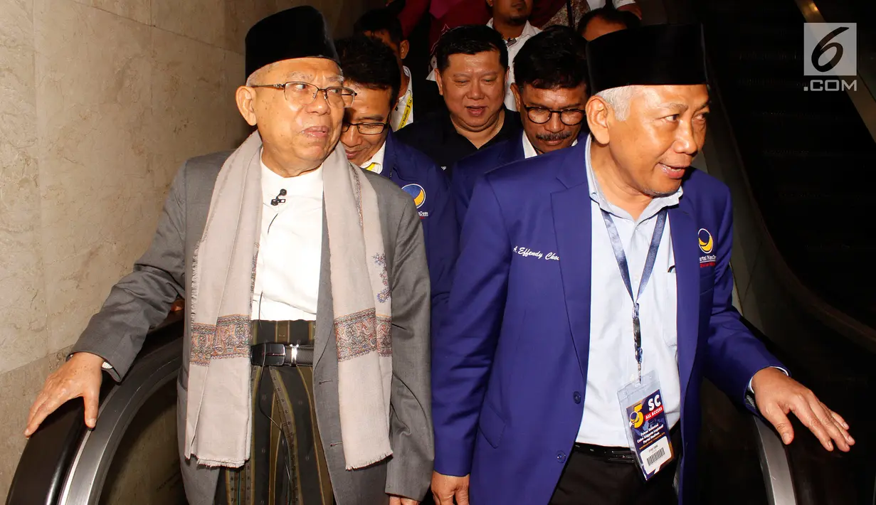 Bakal calon wakil presiden Ma'ruf Amin (kiri) didampingi sejumlah petinggi Partai Nasdem saat menghadiri Pekan Orientasi Caleg DPR RI Partai Nasdem, Jakarta, Sabtu (2/9). Acara ini digelar sejak tanggal 1 hingga 3 September 2018. (Liputan6.com/JohanTallo)