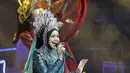 Penampilan penyanyi Siti Nurhaliza saat menggelar konser 'Dato Sri Siti Nurhaliza on Tour' di Istora Senayan, Jakarta, Kamis (21/2). Siti membawakan sejumlah lagu di antaranya Joget Berhibur, Joget Kasih Tak Sudah, dan Nirmala. (Fimela.com/Bambang E Ros)