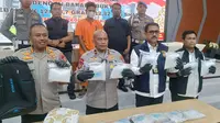 Tersangka narkoba jaringan internasional dan barang bukti yang diperlihatkan dalam konferensi pers pengungkapan narkoba oleh Polda Riau. (Liputan6.com/M Syukur)