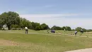 Orang-orang bermain golf di Plano, Kota Dallas, Texas, Amerika Serikat, Jumat (1/5/2020). Texas secara bertahap mulai kembali membuka kegiatan bisnis pada 1 Mei 2020. (Xinhua/Tian Dan)