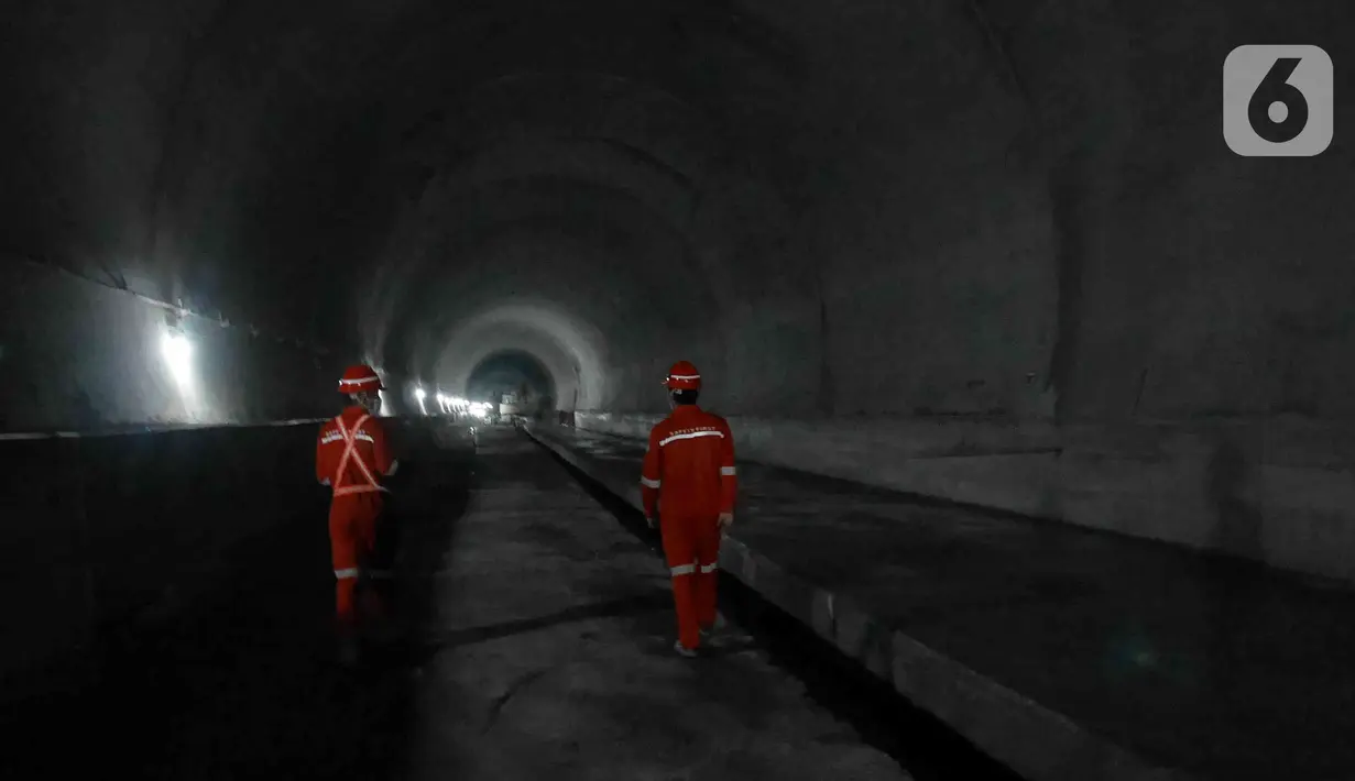 Aktivitas pekerja proyek Tunnel 6 Kereta Cepat Jakarta Bandung di Cikalong Wetan, Depok, Purwaarta, Kamis (27/1/2022). Tunnel ini menjadi salah satu tunnel terpanjang yang ditargetkan dalam waktu dekat akan tembus karena progres konstruksi sudah mencapai 97,01 persen. (Liputan6.com/Herman Zakharia)