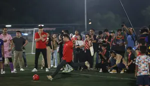 Aksi Raffi Ahmad saat melakukan tantangan tendangan penalti dalam rangkaian acara fun football bersama legenda Manchester United, Peter Schmeichel di Pancoran Soccer Field, Jakarta, Minggu (6/8/2023) malam WIB. (Bola.com/Ikhwan Yanuar)